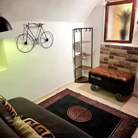 Lejlighed Tiny Studio, Rustic Style, Historic Center *